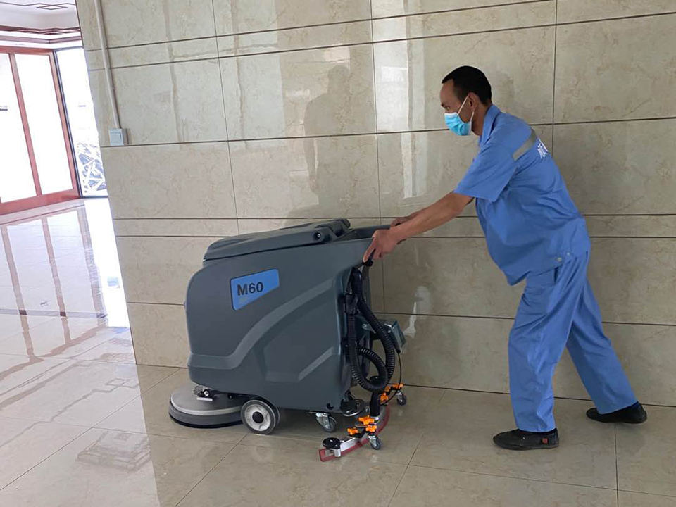全自动洗地机使用专用清洁剂的重要性